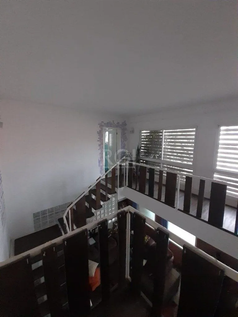 Imagem Casa com 233m², 2 dormitórios sendo 1 suíte, living com lareira, espaço gourmet com churrasqueira, pátio e 2 vagas de garagem no bairro Sarandi