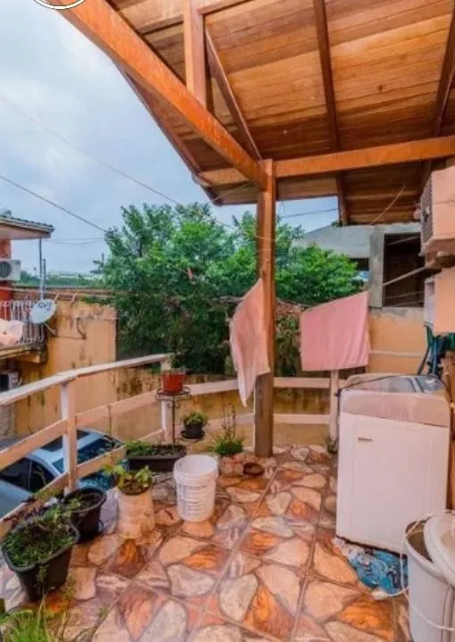 Imagem Casa de 3 dormitórios , com suíte , banheiro social , 2 apartamentos de 1 dormitório nos fundos ,vaga para 3 carros !