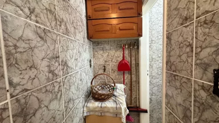 Imagem "Apartamento mobiliado com uma sala ampla, ideal para quem busca conforto e praticidade. Excelente localização e uma linda decoração. Agende sua visita!"