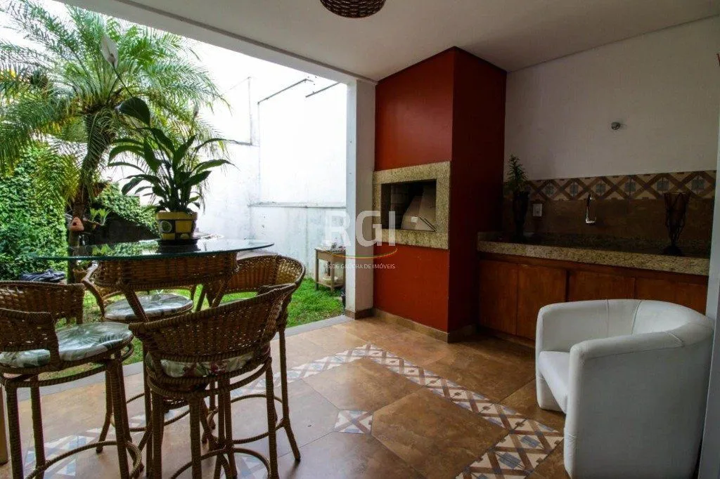 Imagem Casa para Venda - 300m², 3 dormitórios, sendo 1 suites, 4 vagas - Teresópolis