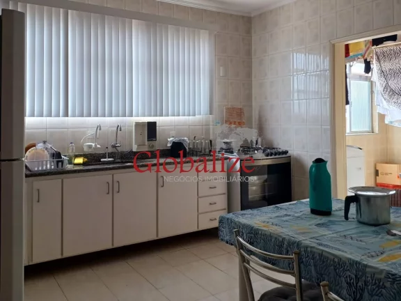 Imagem Apartamento à venda com 278m², 4 quartos, 2 suítes, vaga demarcada, perto da praia por R$ 1.450.000,00 no Embaré em Santos