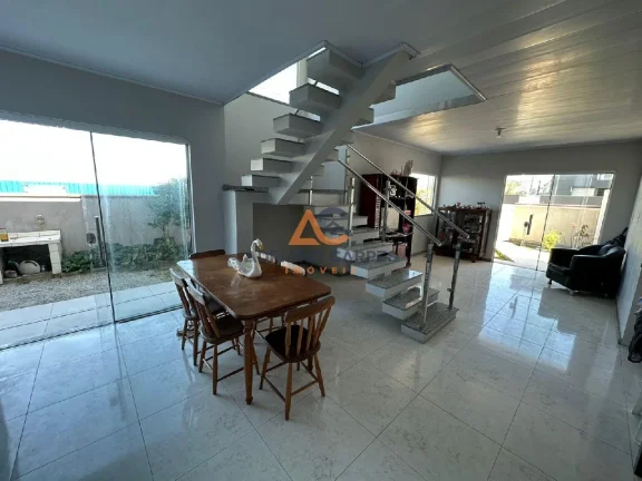 Imagem Sobrado de 4 dormitórios, sendo 1 suíte a 50m do mar no bairro Meia Praia, em Navegantes - Adriano Carpes Imóveis vende