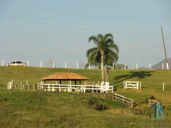 Imagem Sítio/Haras com 52,00 área e 3.000m² área construída, Barracões, 6 casas de funcionários, 29 cocheiras, em Tijucas do Sul - PR