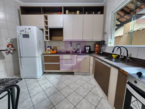 Imagem Excelente Casa à Venda em Guaiúba, Guarujá - 3 Dormitórios, Suíte e 4 Vagas de Garagem