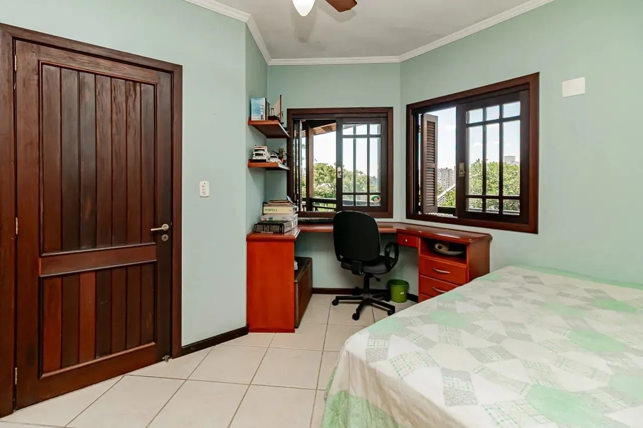 Imagem Casa com 4 dormitórios e 2 pavimentos em ótimo estado de conservação .
