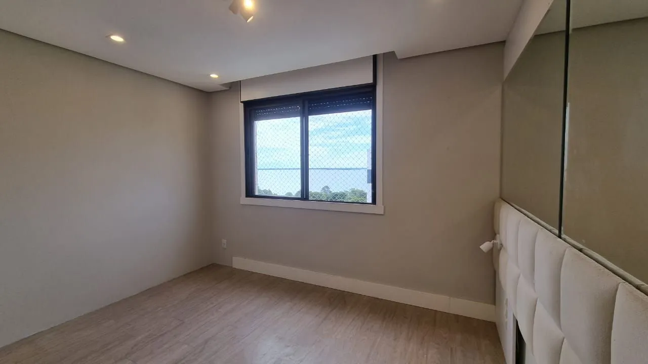 Imagem Apartamento 03 dormitórios, duas vagas individuais, edifício com infra, Bairro Cristal