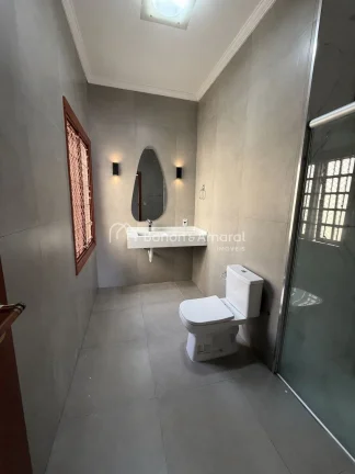 Imagem Ampla e confortável, esta excelente residência conta com 298m² de área construída, oferecendo e...