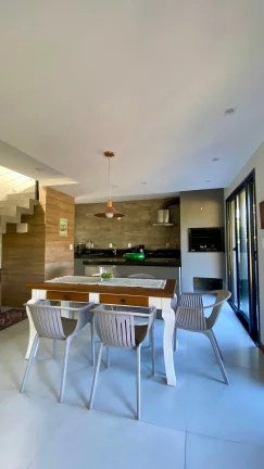 Imagem Casa de Alto Padrão em Garopaba-SC: 3 Suítes, 147m², Mobiliada, Próx. à Praia Central