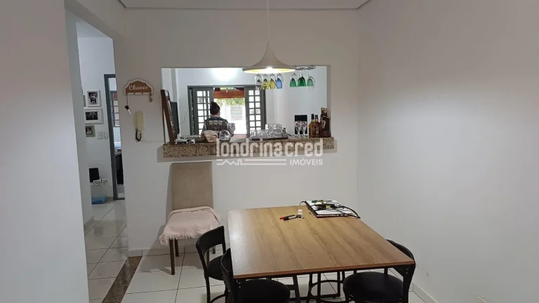 Imagem Casa com laje, 2 quartos (1 suíte com banheira), sala, copa e cozinha conjugadas, garagem para 2 carros, churrasqueira, portão eletrônico e ótima localização