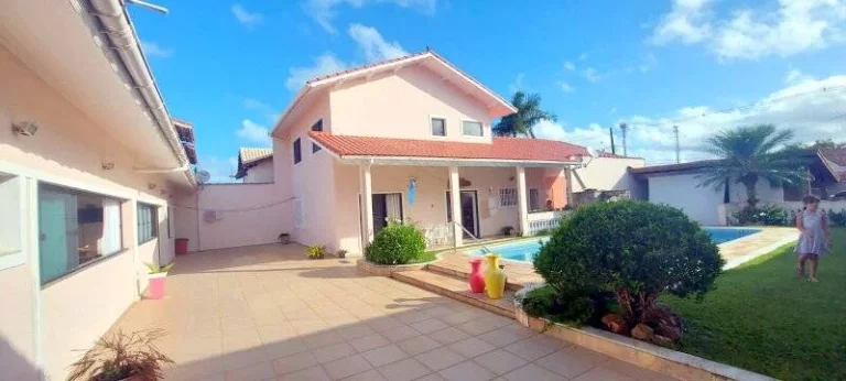 Imagem CASA EM 2 LOTES COM 5 DORMITÓRIOS E PISCINA