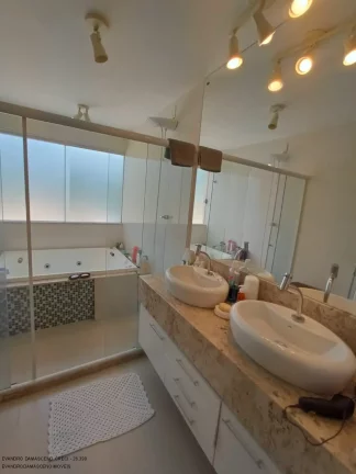 Imagem Luxuosa Casa em Condomínio à Venda em Camaçari-BA, Vila de Abrantes: 4 Quartos, 4 Suítes, 2 Salas, 2 Banheiros, 4 Vagas, 280m².
