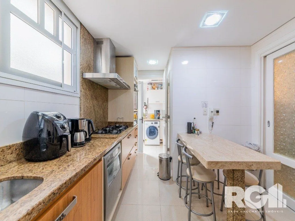 Imagem EXCLUSIVIDADE Belíssima casa de 4 suítes + gabinete no condomínio fechado Terra Mater com vista exuberante para o bosque, próximo da portaria e infraestrutura.
