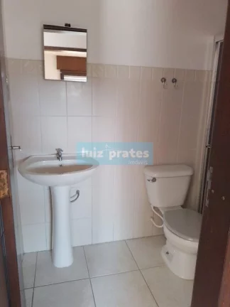 Imagem AP. térreo elevado, ensolarado, banheiro auxiliar, sacada com churrasqueira