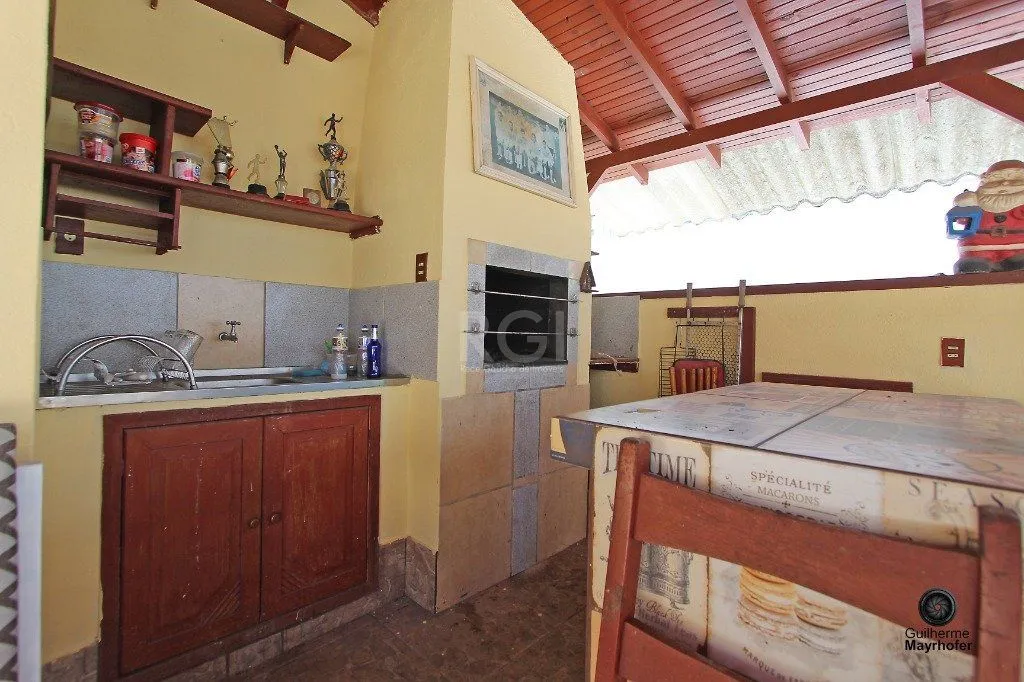 Imagem Casa para Venda - 300m², 6 dormitórios, sendo 1 suites, 3 vagas - Menino Deus