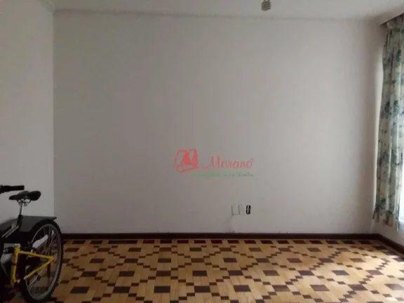 Imagem Na Cidade Baixa, térreo, 3 dormitórios, pátios e 3 vagas.