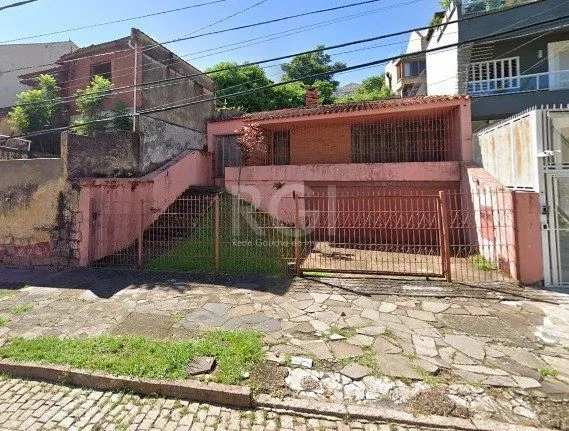 Imagem Casa com 03 dormitórios, churrasqueira, pátio com piscina e 5 vagas de garagem no bairro Menino Deus