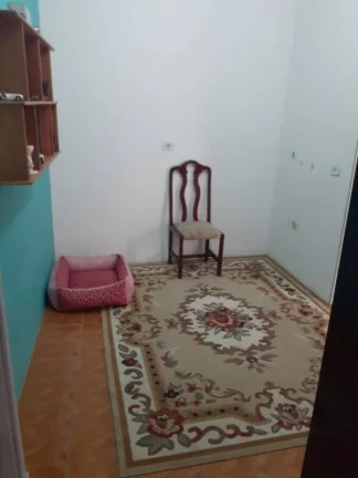Imagem Casa térrea com 6 metros de frente por 30 metros da frente aos fundos, em lage e telhado, com piso ...