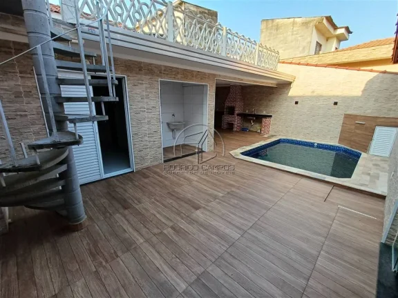 Imagem Espaçosa Casa Térrea à Venda no Ocian, Praia Grande - 3 Quartos e Churrasqueira