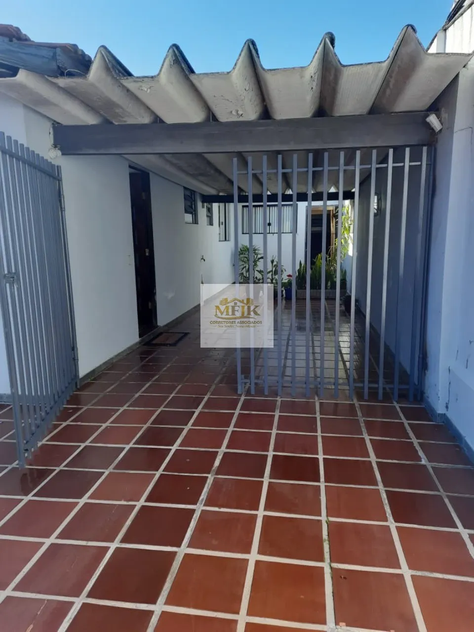 Imagem Imperdível: Casa à venda em Curitiba-PR, Boa Vista, 3 quartos, 1 suíte, 1 sala, 2 banheiros, 4 vagas de garagem.