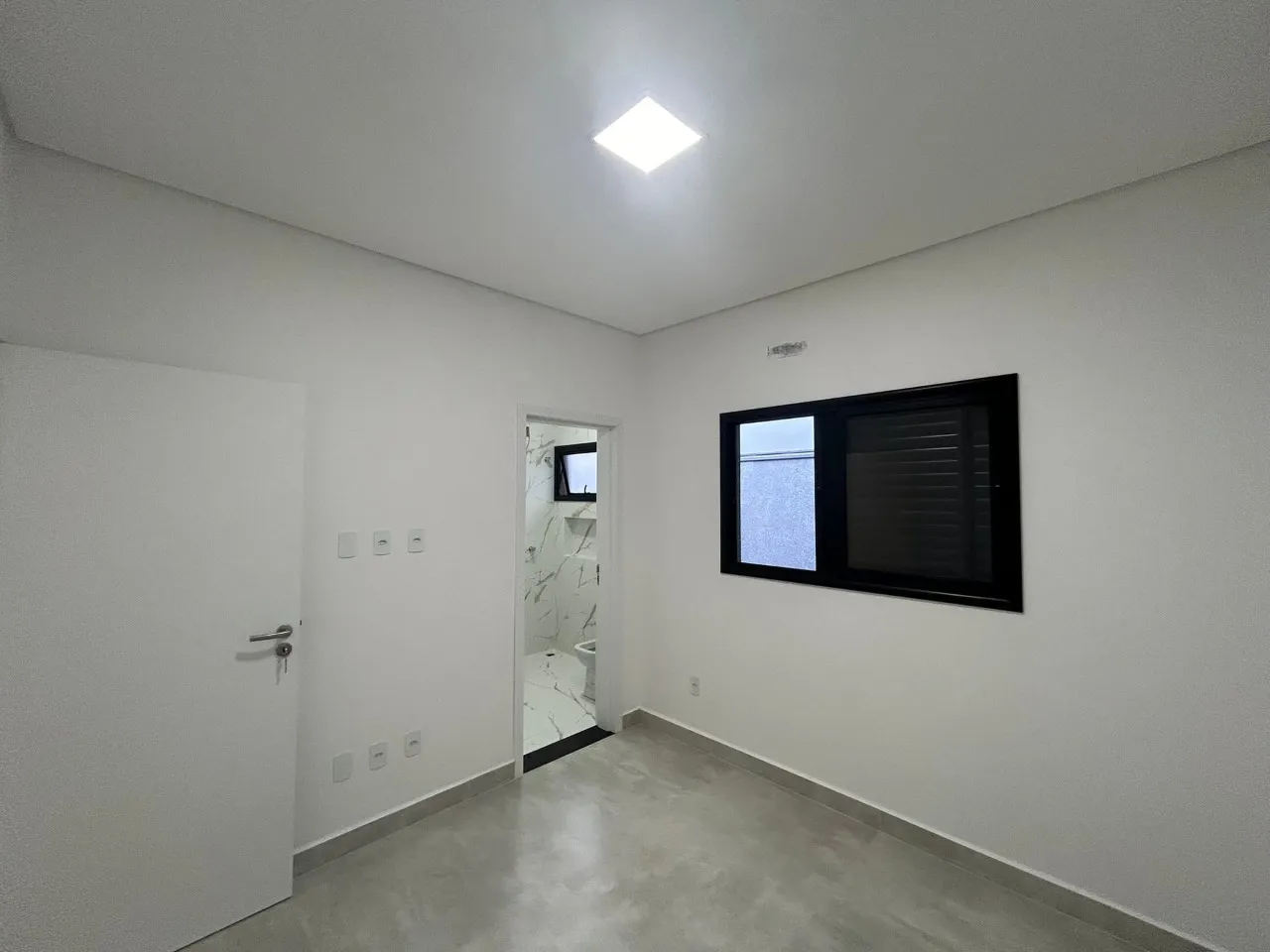 Imagem Imperdível! Casa em condomínio à venda em Sorocaba-SP, bairro Wanel Ville, 3 quartos, 3 suítes, 1 sala, 4 banheiros, 2 vagas, 132m².