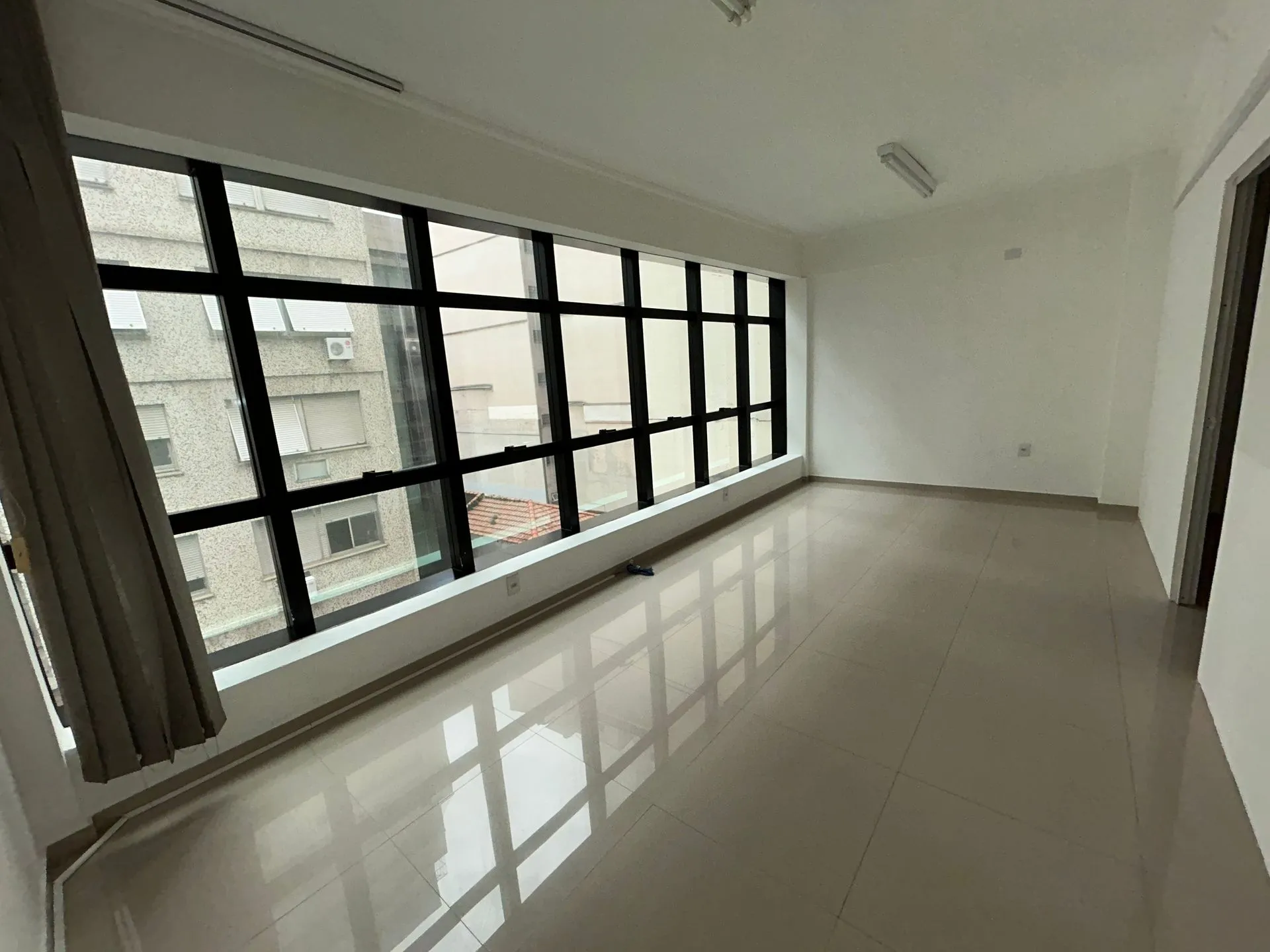 Imagem Sala comercial à venda em Porto Alegre, Centro Histórico, 72m2