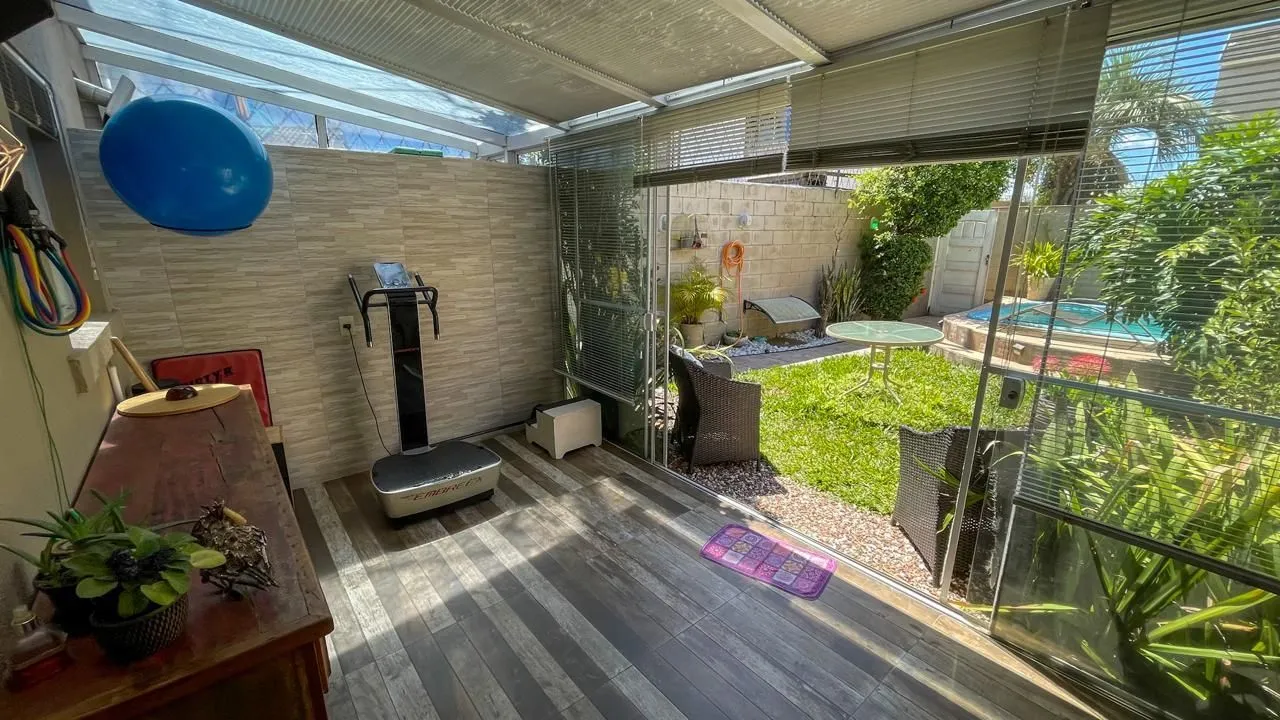 Imagem Casa em Condomínio 4 Dormitórios com Suíte no Lindoia - Porto Alegre