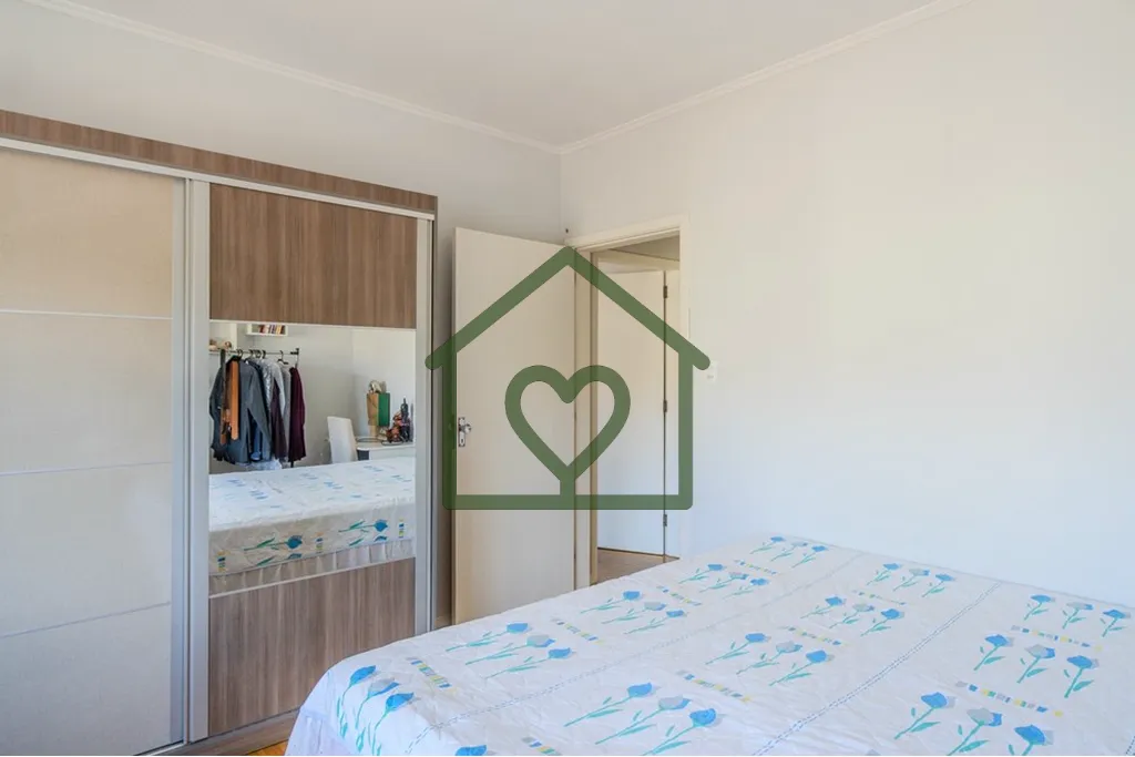 Imagem Amplo e confortável apartamento, reformado, com 3 dormitórios, 1 suíte e 114m²! Sala com living ...