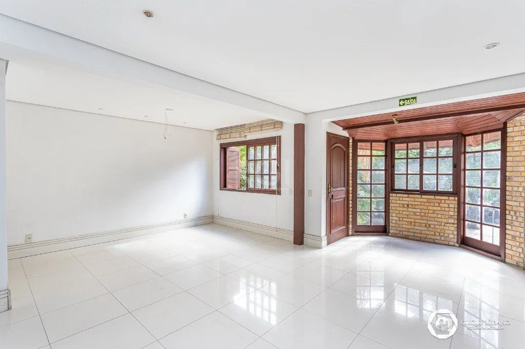 Imagem Casa para Venda - 330m², 4 dormitórios, sendo 3 suites, 2 vagas - Petrópolis