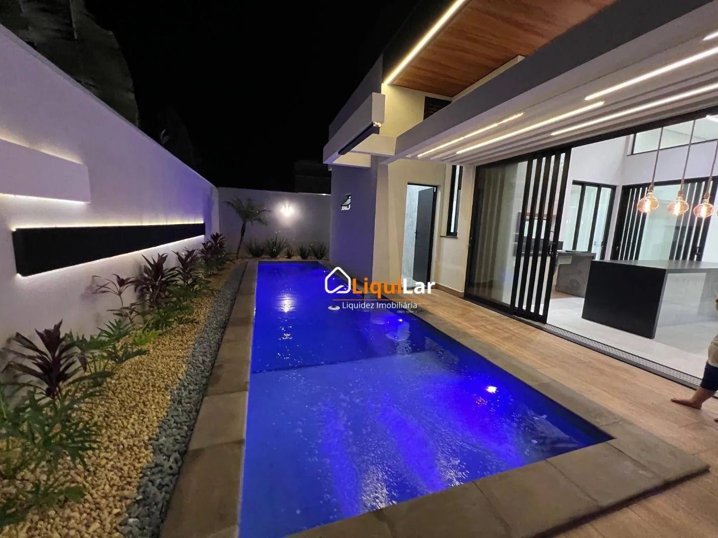Imagem Casa de Alto Padrão com 3 Suítes, Piscina e Energia Fotovoltaica em Condomínio Fechado