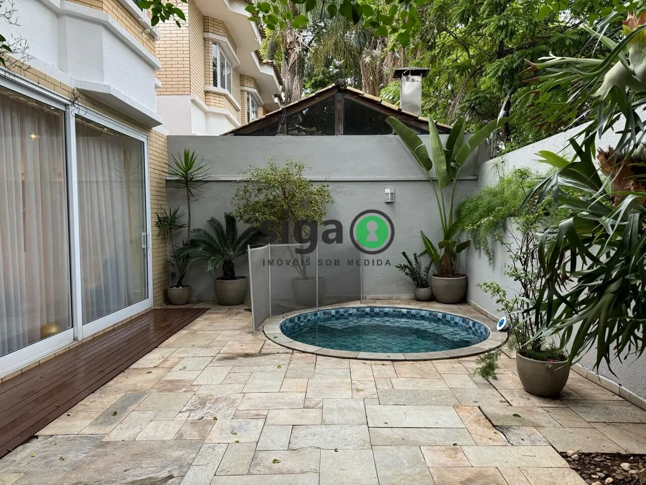 Imagem VENDE CASA em CONDOMÍNIO FECHADO no Campo Belo com 3 Suítes e 5 Vagas