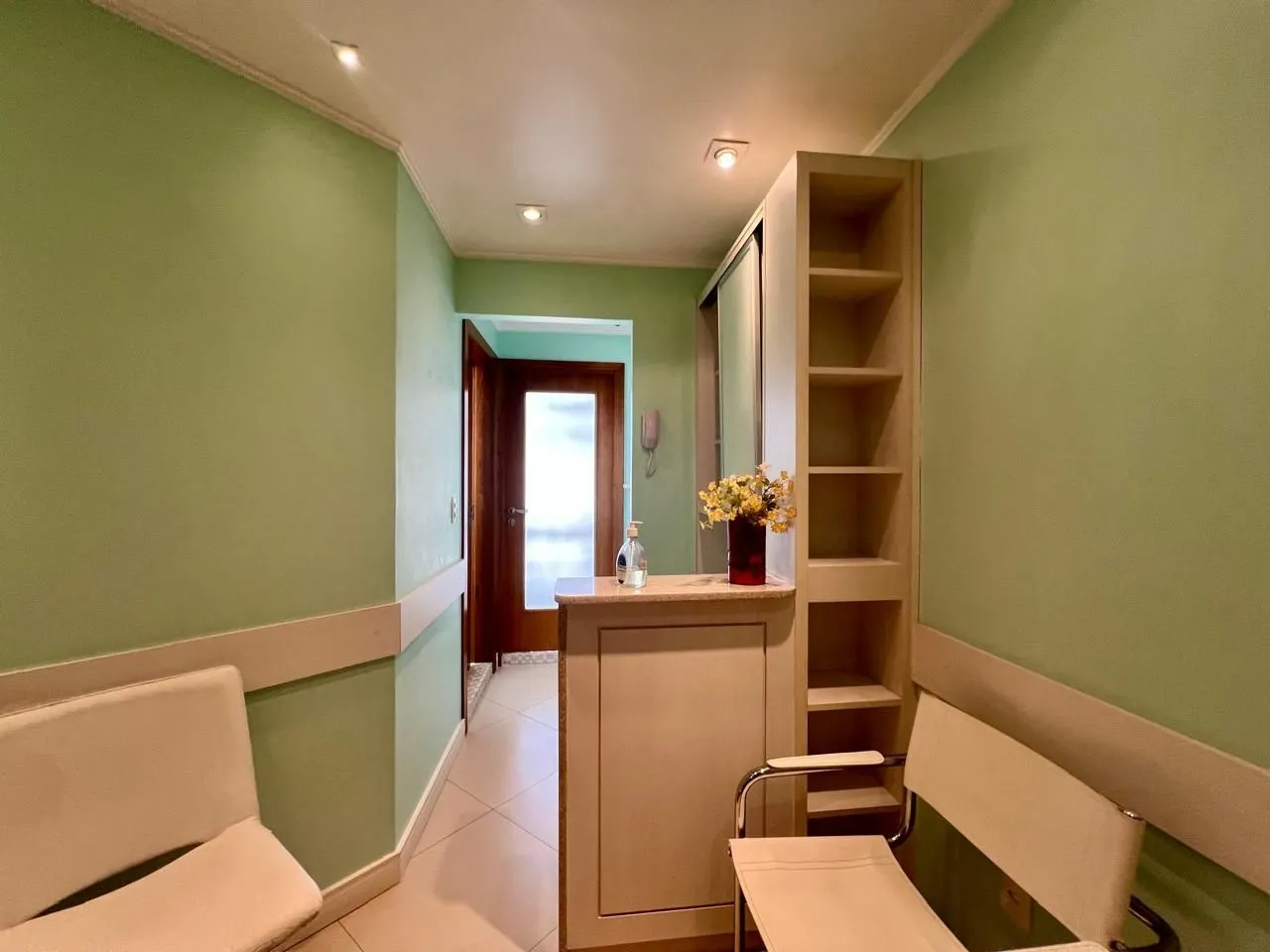 Imagem Clínica Odontológica mobiliada e equipada, 38 m2 com 2 vagas individuais na Av. Vinte e Quatro de Outubro
