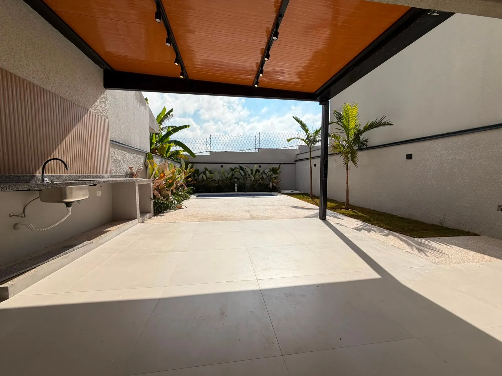 Imagem Casa à Venda, com 3 dormitórios, suíte master com closet, piscina, área gourmet e 147 m², no Golden Park II