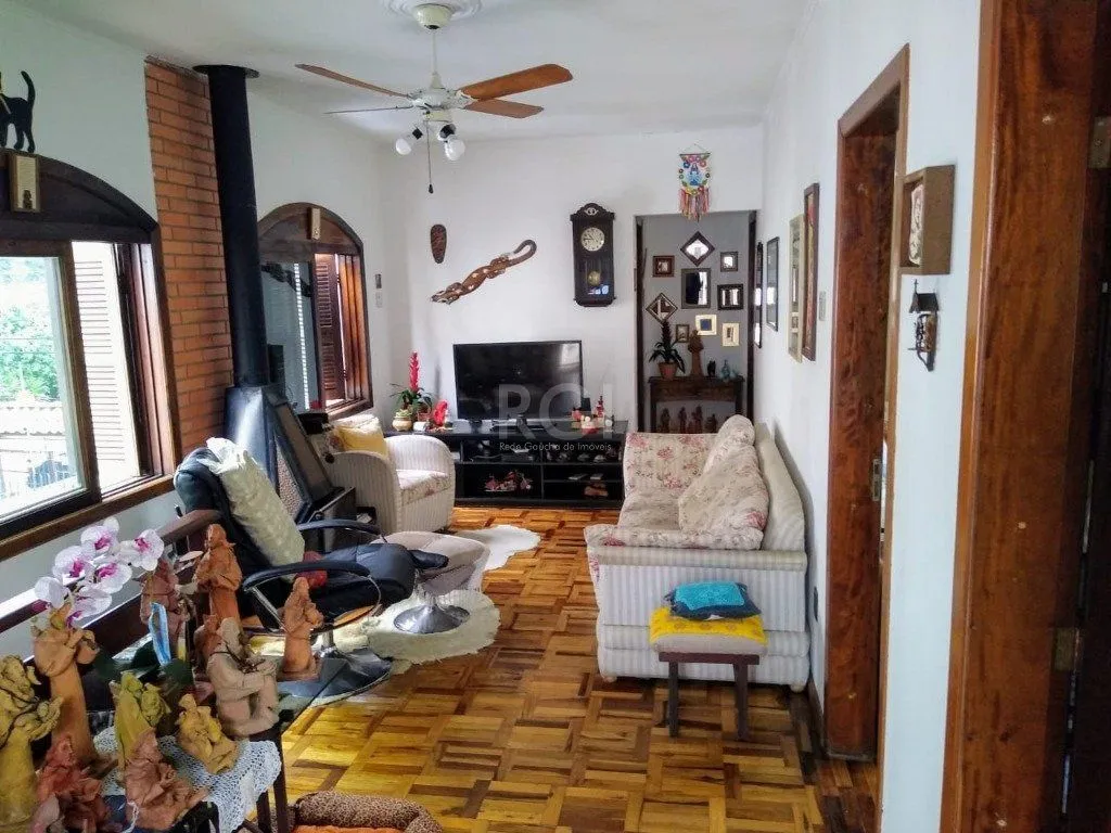 Imagem Casa para Venda - 240m², 3 dormitórios, 3 vagas - Teresópolis