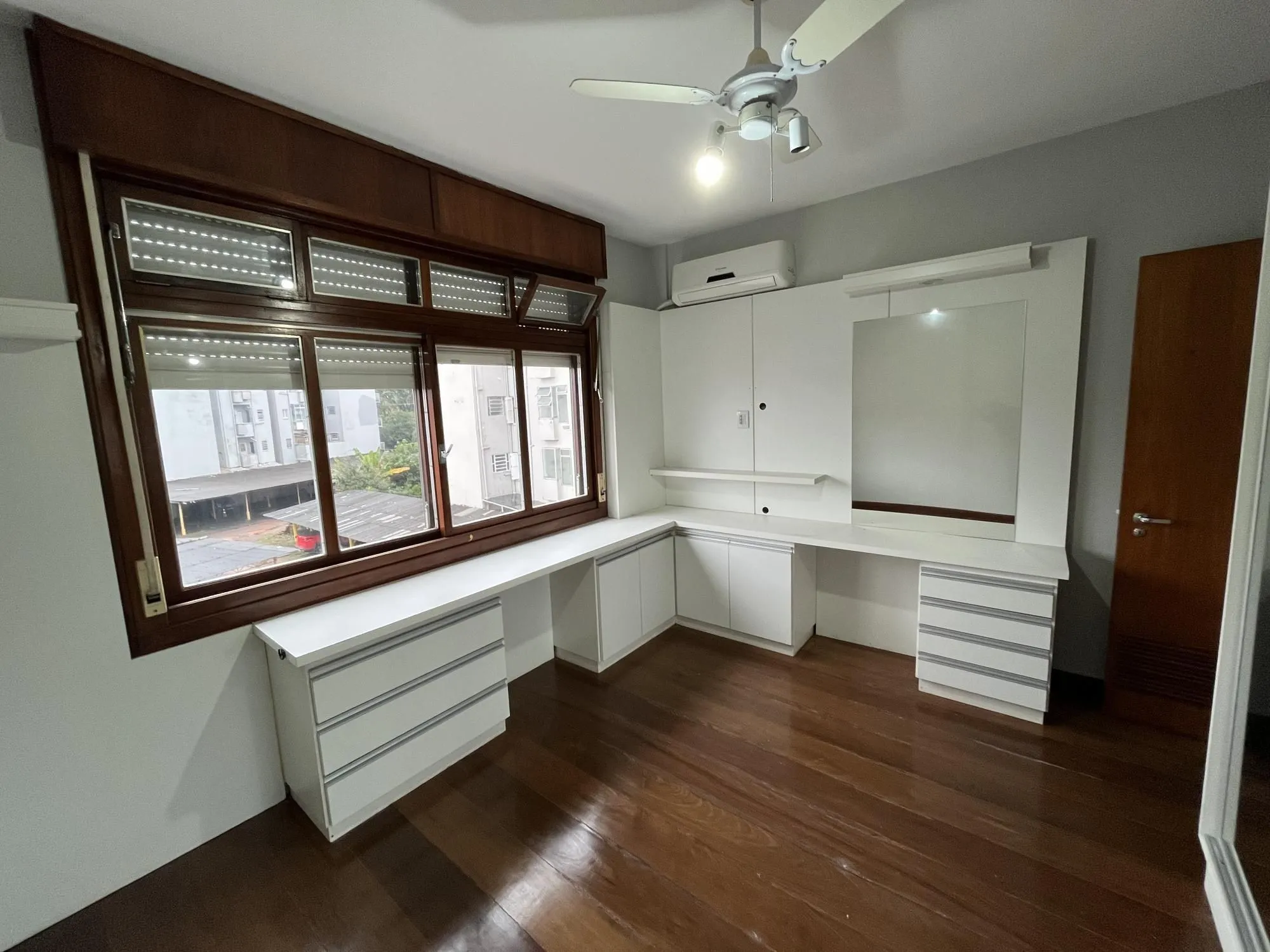 Imagem Apartamento de 3 quartos, suíte e 2 vagas de garagem no bairro Farroupilha POA