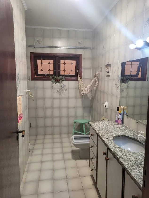 Imagem Encantadora Casa Térrea no Charmoso Bairro Nova Suíça em Valinhos