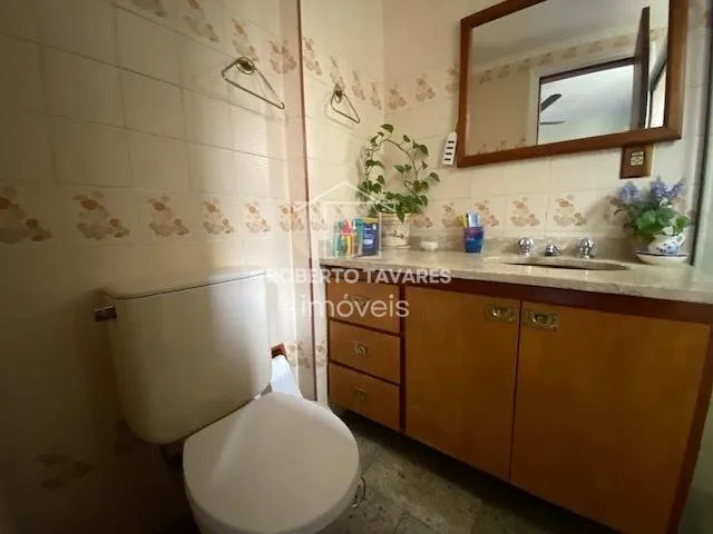 Imagem Amplo apartamento 165M² à venda com 4 dormitórios, sendo 2 suítes, living para 3 ambientes, cozinha com armários embutidos e área de serviço com quarto e banheiro. Conta com 2 vagas de garagem.