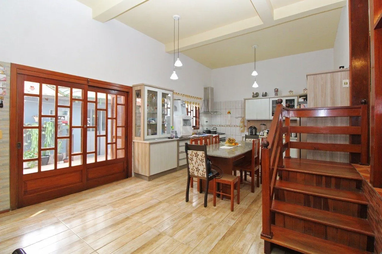 Imagem Casa para Venda - 339m², 3 dormitórios, 2 vagas - Vila Nova, Porto Alegre
