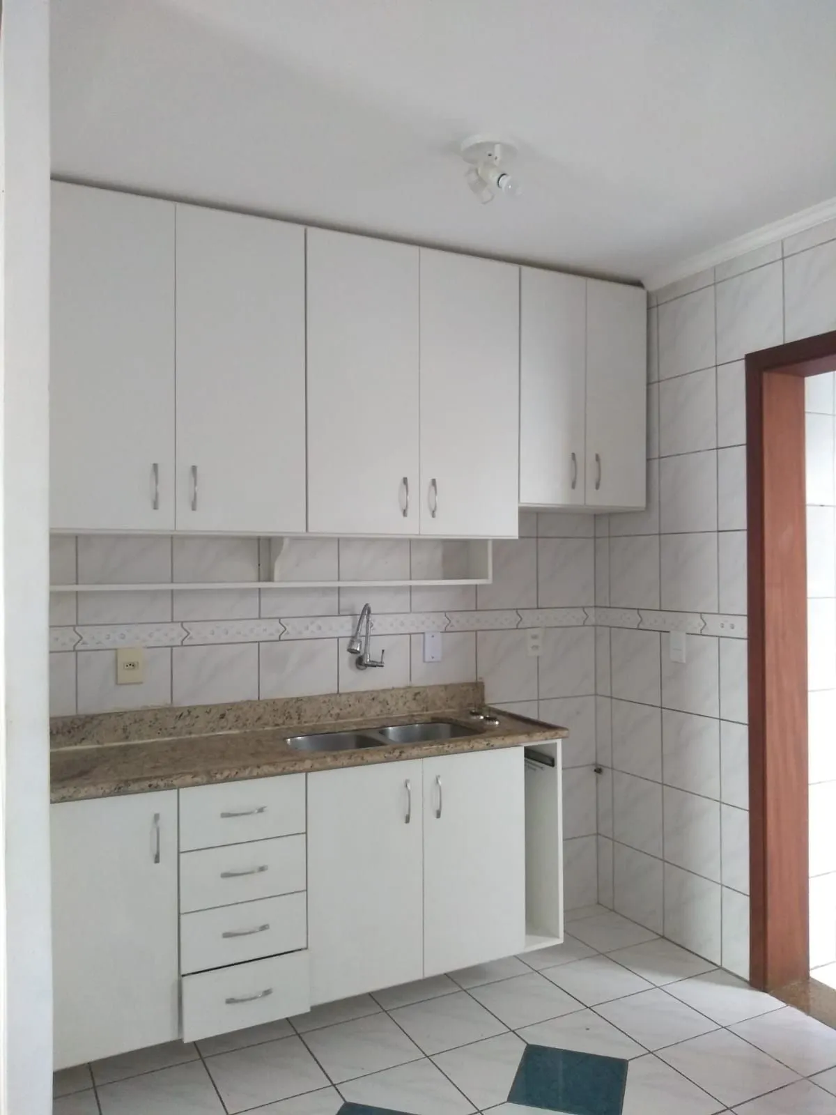 Imagem Casa em condomínio fechado com 94m2, 3 dormitórios no bairro Camaquã.