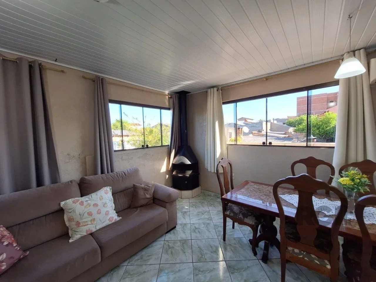 Imagem Casa com 3 dormitórios, suíte, lareira, Jardim Algarve em Alvorada - RS.