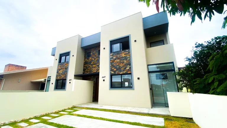Imagem Imperdível casa à venda em Garopaba-SC, no Areias de Palhocinha: 2 quartos, 2 suítes, 1 sala, 3 banheiros, 1 vaga de garagem, 100m².