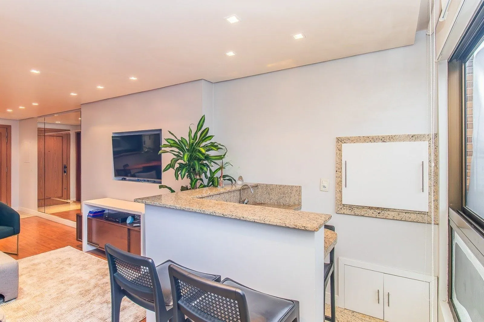 Imagem Apartamento Reformado e Mobiliado com 101m² e 2 Vagas no Coração do Rio Branco
