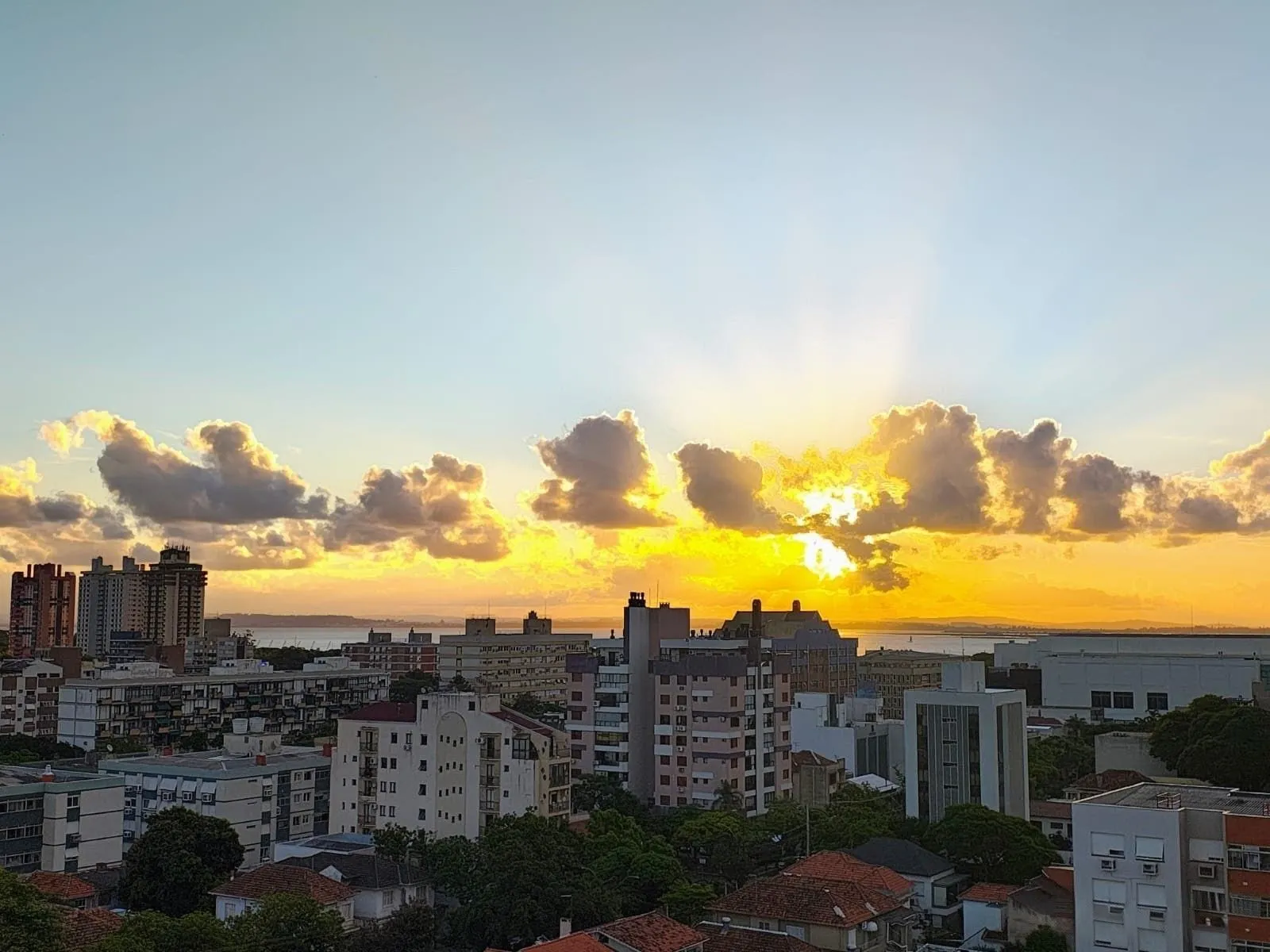 Imagem 3 suítes 2 vagas Menino Deus