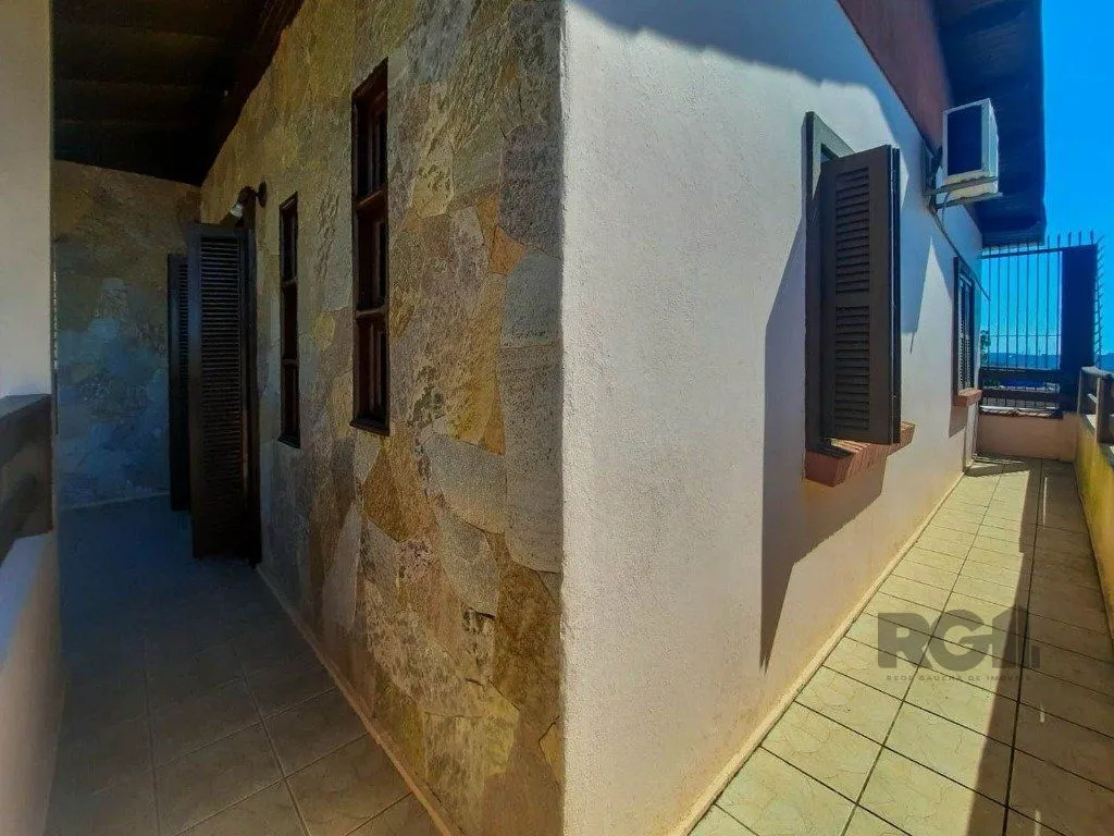 Imagem Excelente casa de 240m² com 4 dormitórios e 2 vagas.