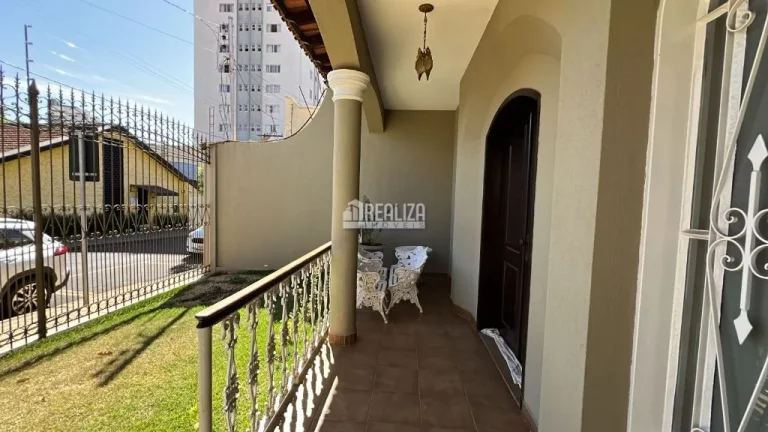 Imagem Casa à venda com 3 dormitórios no bairro Mercês, em Uberaba