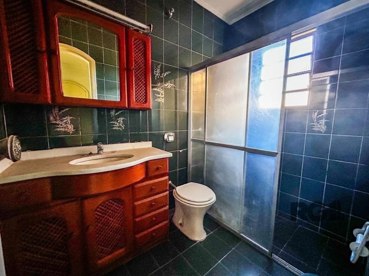 Imagem Casa com 2 salas comerciais, 3 quartos, vaga de garagem churrasqueira, suíte, no bairro Cavalhada, Porto Alegre/RS
