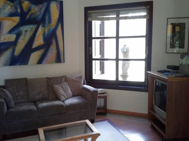 Imagem Casa de Luxo em Condomínio de Prestígio em Valinhos-SP: 4 suítes, uma independente, 3 salas, escritório, 6 banheiros, 4 vagas, 400m², em meio ao verde