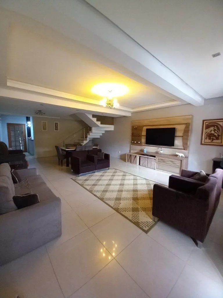 Imagem Casa com 4 dormitórios no bairro Vila Nova