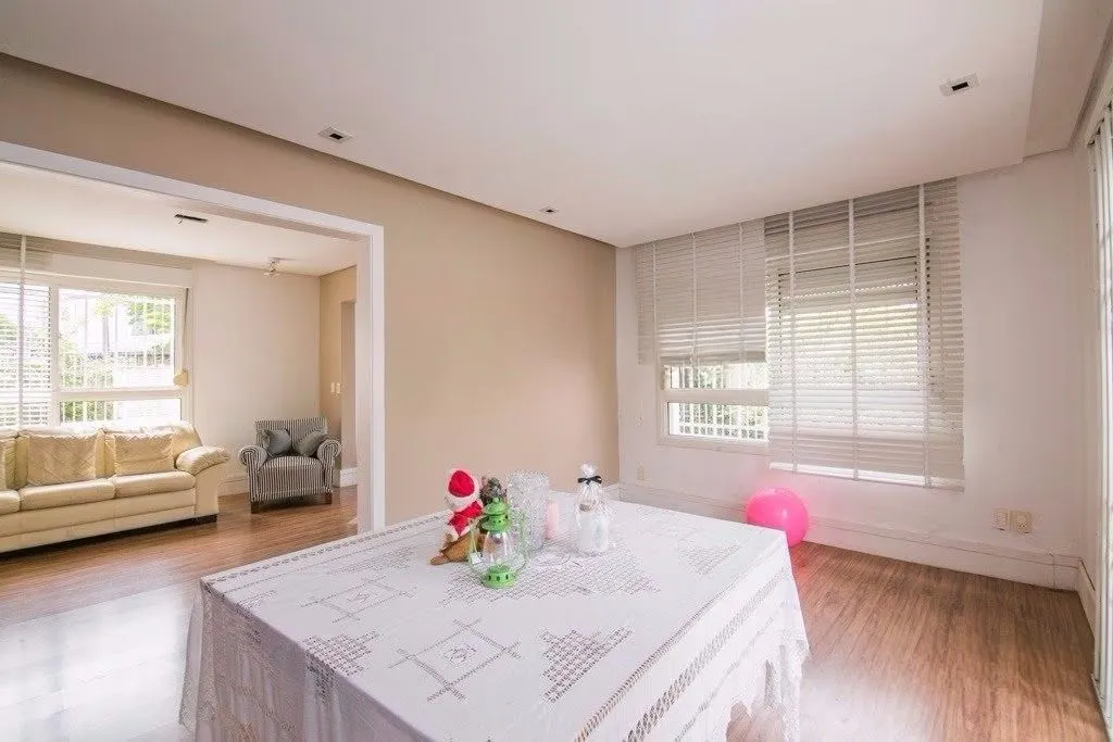 Imagem Casa de esquina com 6 dormitórios, 430m², piscina, 4 vagas