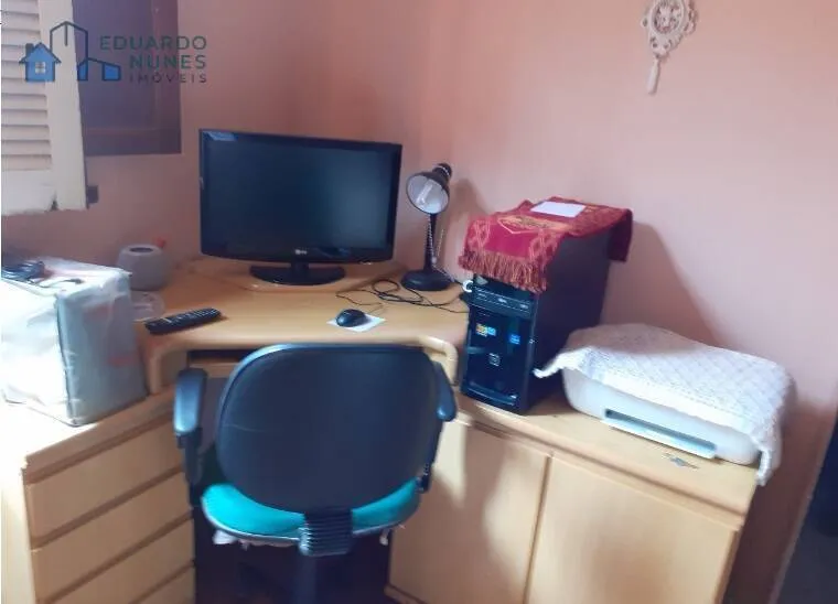 Imagem CASA COM 04 QUARTOS, 03 VAGAS, RUA PLANA NA SERRA