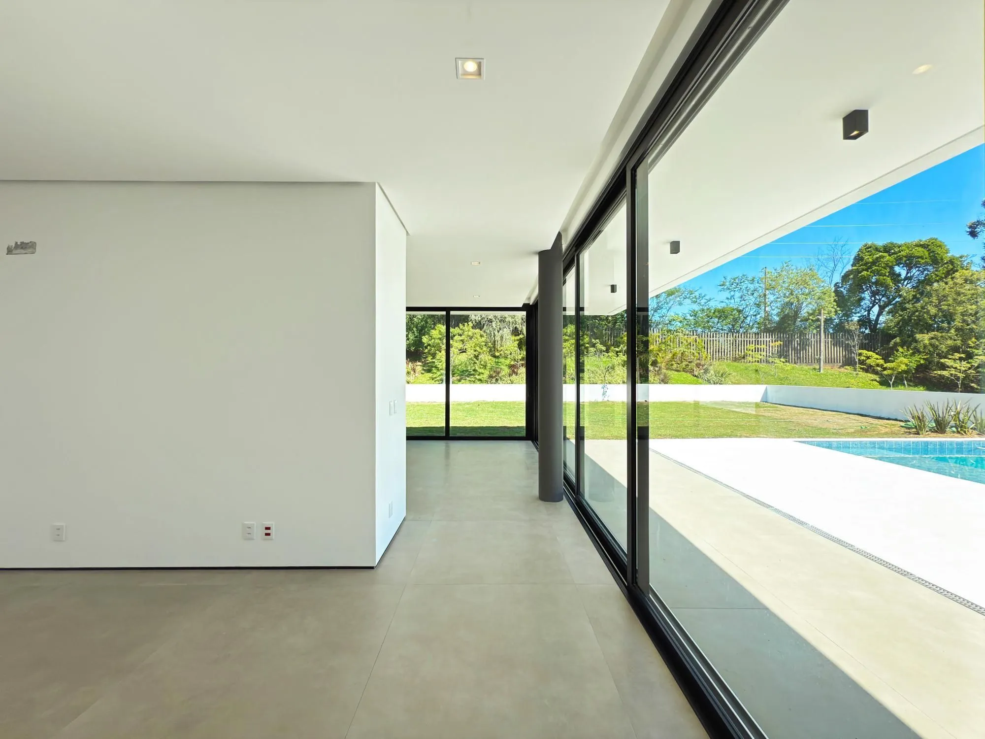 Imagem A casa conta com 434m2 de área construída, mas com um aproveitamento total dos 1.012m2 do lote
